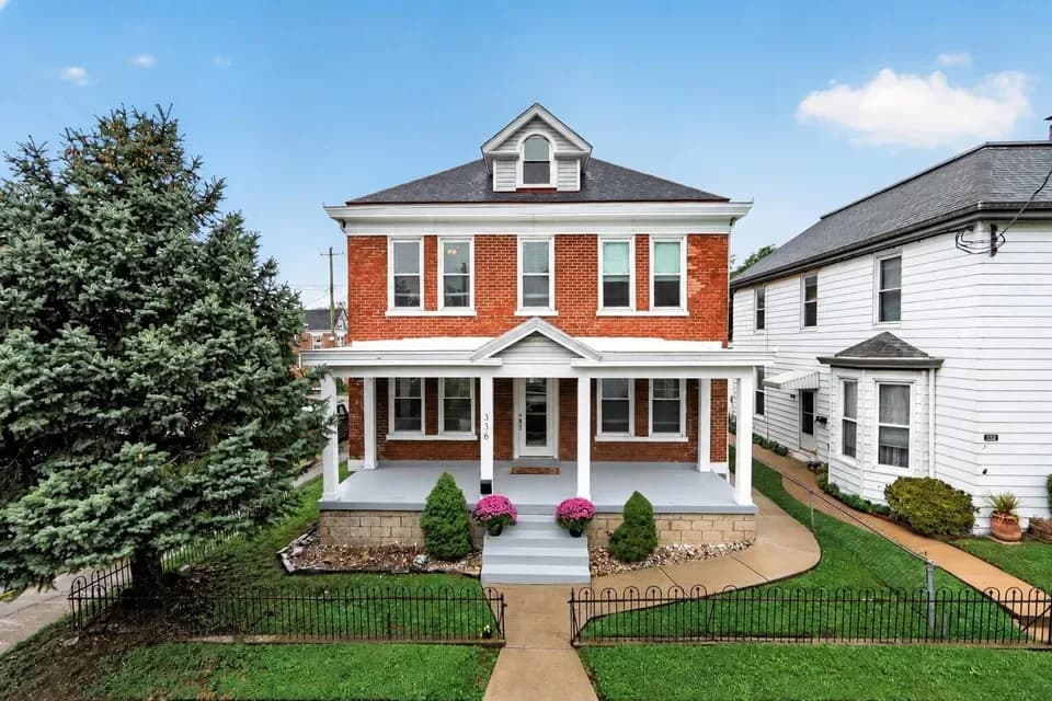 Classic American Foursquare in Ludlow — photo 1 of 6